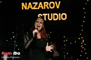 Максимальная отдача: поёт во весь голос с раскрытой ладонью, лицо в свете – Большой отчётный концерт №&nbsp;2, июнь 2023