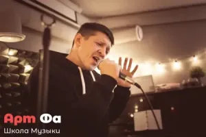 Крупно: лицо смято от усилия, ладонь раскрыта у микрофона – Вокальный квартирник, ноябрь 2023